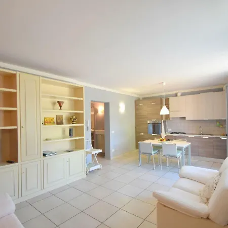 Spacious Holiday With Lake View In Ferienhaus *