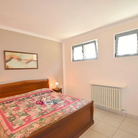Spacious Holiday With Lake View In Ferienhaus *